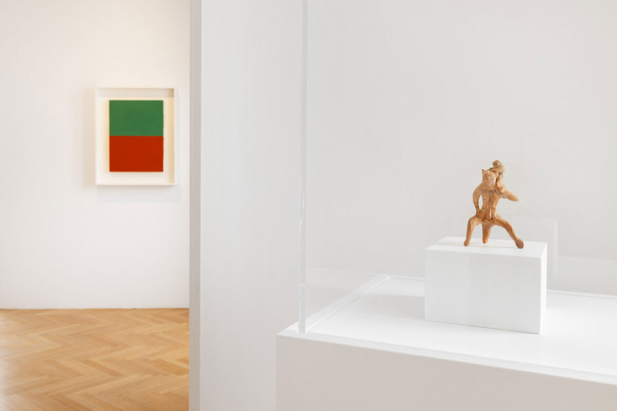 Άποψη της έκθεσης «Brice Marden και Ελληνική Αρχαιότητα». Φωτ.: Πάρις Ταβιτιάν. © Μουσείο Κυκλαδικής Τέχνης.