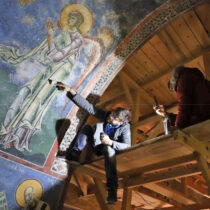 Σε εξέλιξη η συντήρηση τοιχογραφιών στον Άγ. Γεώργιο στο Κουρμπίνοβο