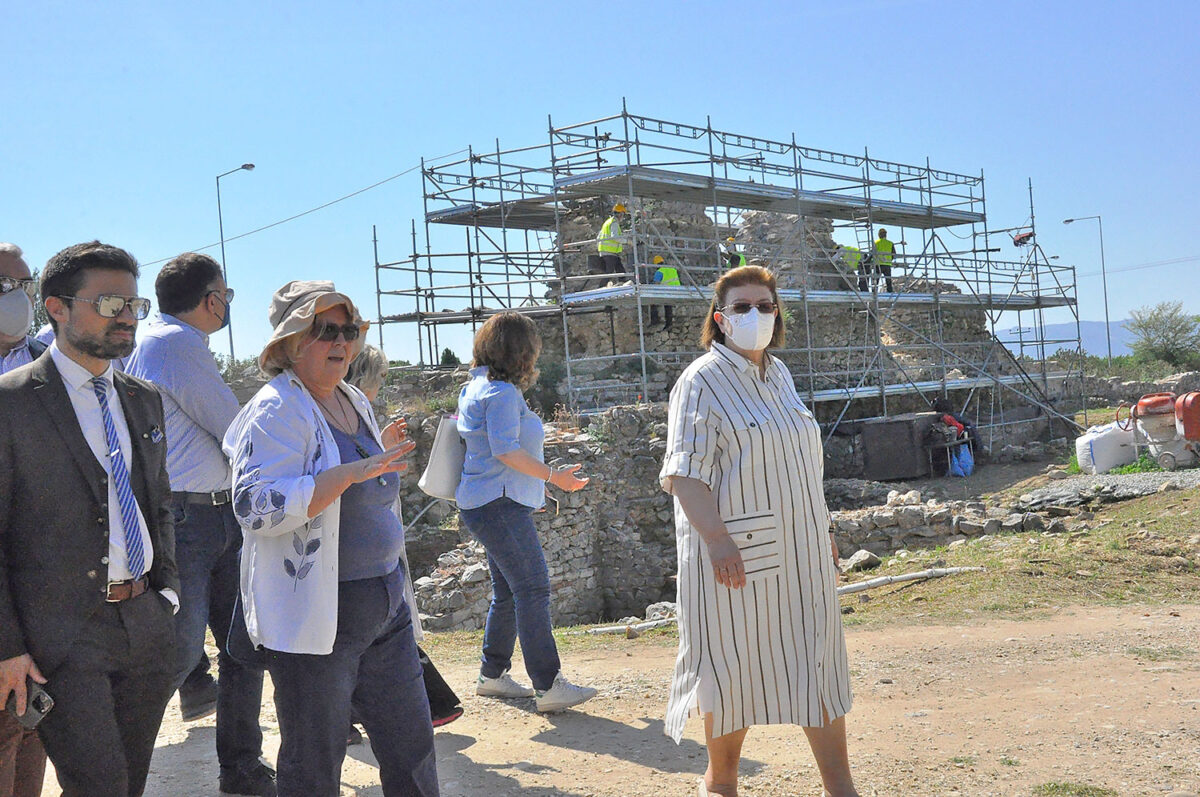 Στιγμιότυπο από την αυτοψία της Υπουργού Πολιτισμού και Αθλητισμού Λίνας Μενδώνη στον αρχαιολογικό χώρο των Φιλίππων (φωτ.: ΑΠΕ-ΜΠΕ).