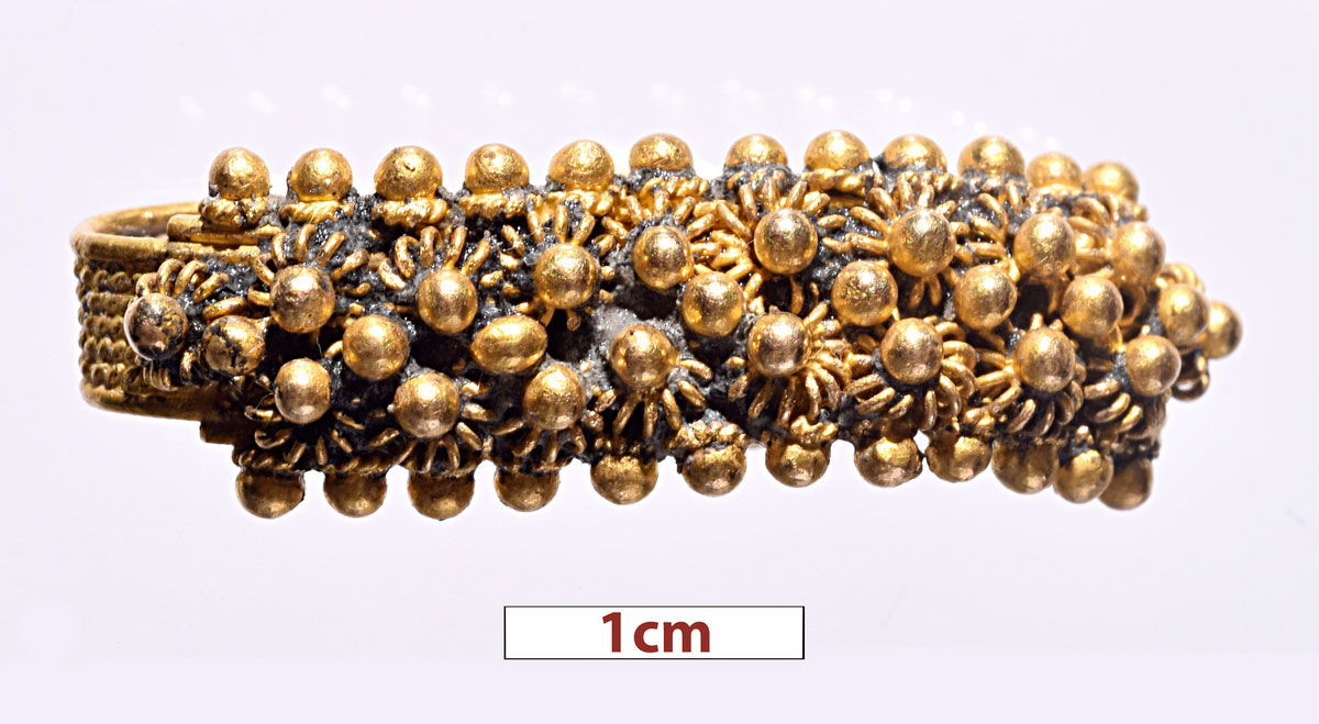 Χρυσό δαχτυλίδι από την Τομή 1_2021 (φωτ.: Π. Βεζυρτζής).