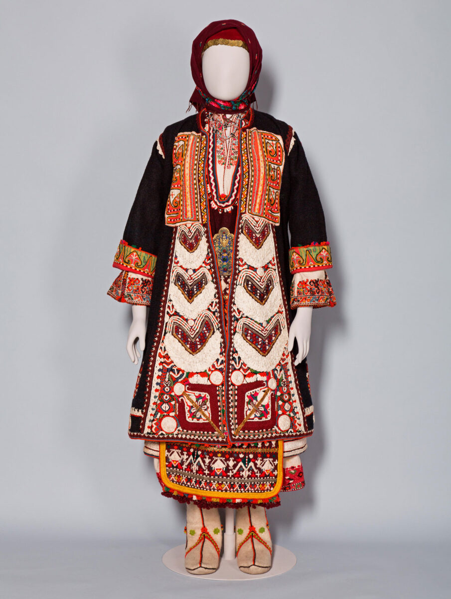 Νυφική φορεσιά από τα χωριά Μικρό και Μεγάλο Ζαλούφι, στην περιφέρεια της Mακράς Γέφυρας (Uzunköprü), ανατολική Θράκη, τέλη 19ου αι. Μουσείο Μπενάκη ΦΟΡ93.