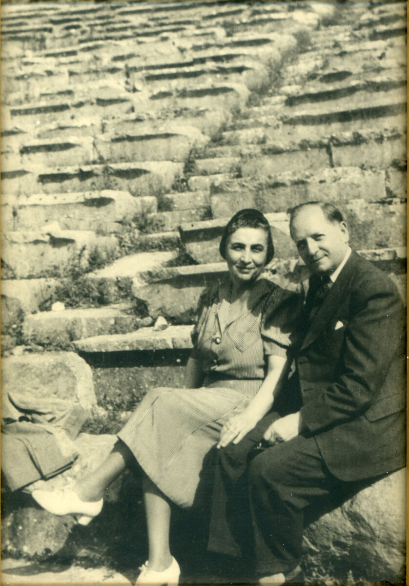 Η Μέλπω και ο Οκτάβιος Μερλιέ στους Δελφούς, 1950. Κέντρο Μικρασιατικών Σπουδών.