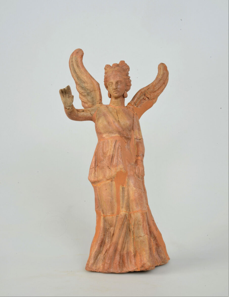 Πήλινο ειδώλιο Νίκης, 2ος/1ος αι. π.Χ. © Εθνικό Αρχαιολογικό Μουσείο.