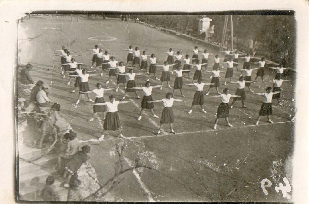 Στιγμιότυπο από τις γυμναστικές επιδείξεις τελειόφοιτων κοριτσιών του Γυμνασίου της Δημητσάνας το 1954. © Διασυνεδριακό και Πολιτιστικό Κέντρο Δημητσάνας.