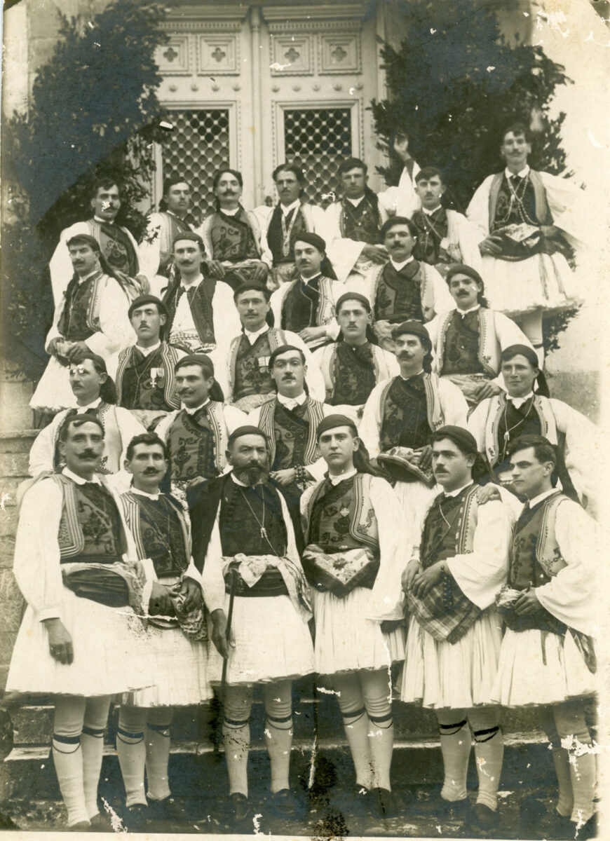 Δημητσανίτες με παραδοσιακή στολή κατά τον εορτασμό των εκατό χρόνων από την Επανάσταση του 1821, που πραγματοποιήθηκε το 1930. © Διασυνεδριακό και Πολιτιστικό Κέντρο Δημητσάνας.