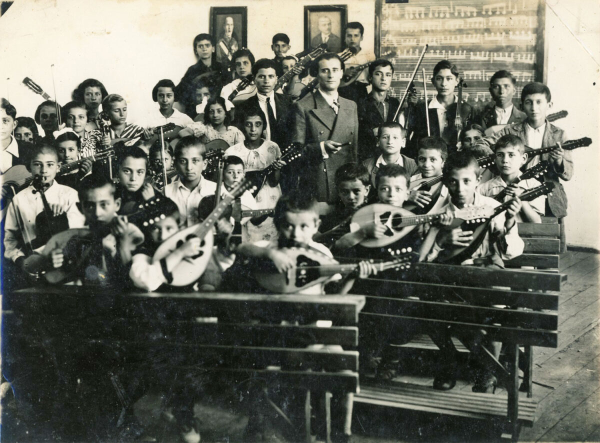 Στιγμιότυπο από μάθημα στη Μουσική Σχολή Δημητσάνας, που ιδρύθηκε το 1939. © Διασυνεδριακό και Πολιτιστικό Κέντρο Δημητσάνας.
