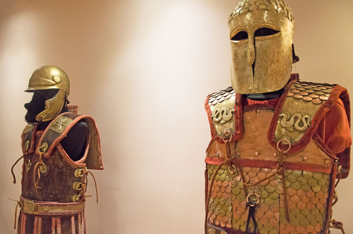 Αριστερά: δερματοθώρακας Αλεξανδρινής περιόδου. Δεξιά: λινοθώρακας του Καλλιμάχου. Από την έκθεση «Πανοπλίες - Η τέχνη του οπλισμού στην Αρχαία Ελλάδα» στο Μουσείο Κοτσανά.