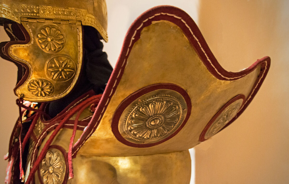 Πανοπλία του Οδυσσέα. Από την έκθεση «Πανοπλίες - Η τέχνη του οπλισμού στην Αρχαία Ελλάδα» στο Μουσείο Κοτσανά.