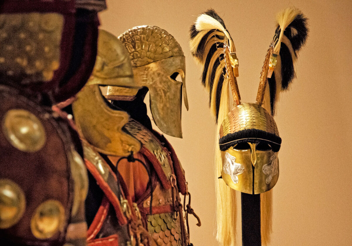 Σύνθετο κορινθιακό κράνος. Από την έκθεση «Πανοπλίες - Η τέχνη του οπλισμού στην Αρχαία Ελλάδα» στο Μουσείο Κοτσανά.