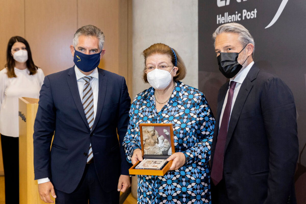 Ο Πρόεδρος του ΔΣ των ΕΛΤΑ Πολυχρόνης Γριβέας, η υπουργός Πολιτισμού και Αθλητισμού Λίνα Μενδώνη, και ο Διευθύνων Σύμβουλος των ΕΛΤΑ Γιώργος Κωνσταντόπουλος (φωτ.: ΥΠΠΟΑ).