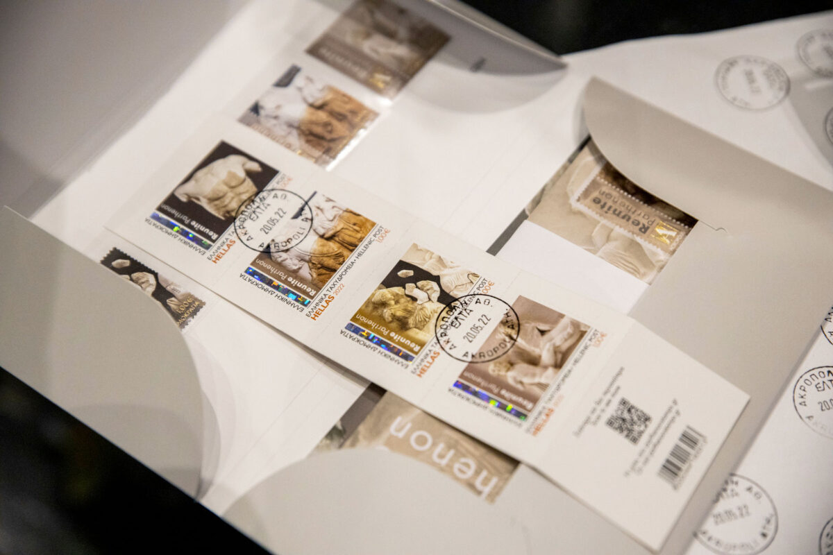 Από την επίσημη παρουσίαση της ειδικής σειράς γραμματοσήμων που σχεδίασαν τα ΕΛΤΑ με θέμα την επανένωση των Γλυπτών του Παρθενώνα (φωτ.: ΥΠΠΟΑ).