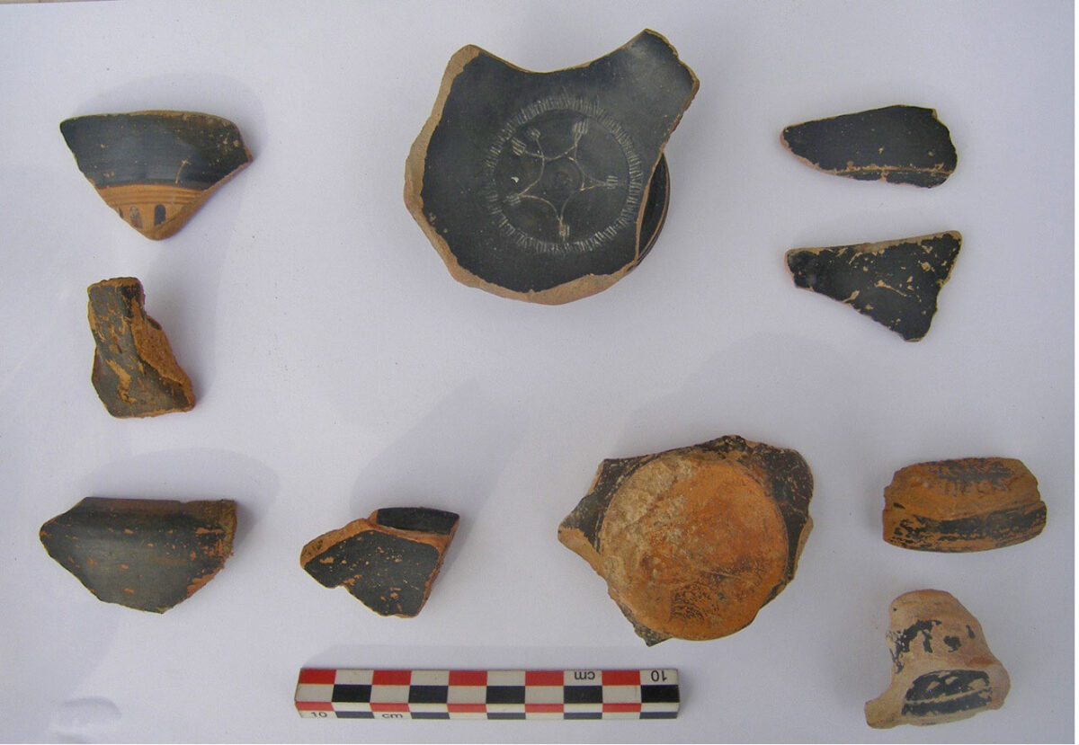 Δείγματα μελαμβαφούς Υστεροκλασικής κεραμικής, από την ανασκαφή του τείχους (φωτ.: ΥΠΠΟΑ).