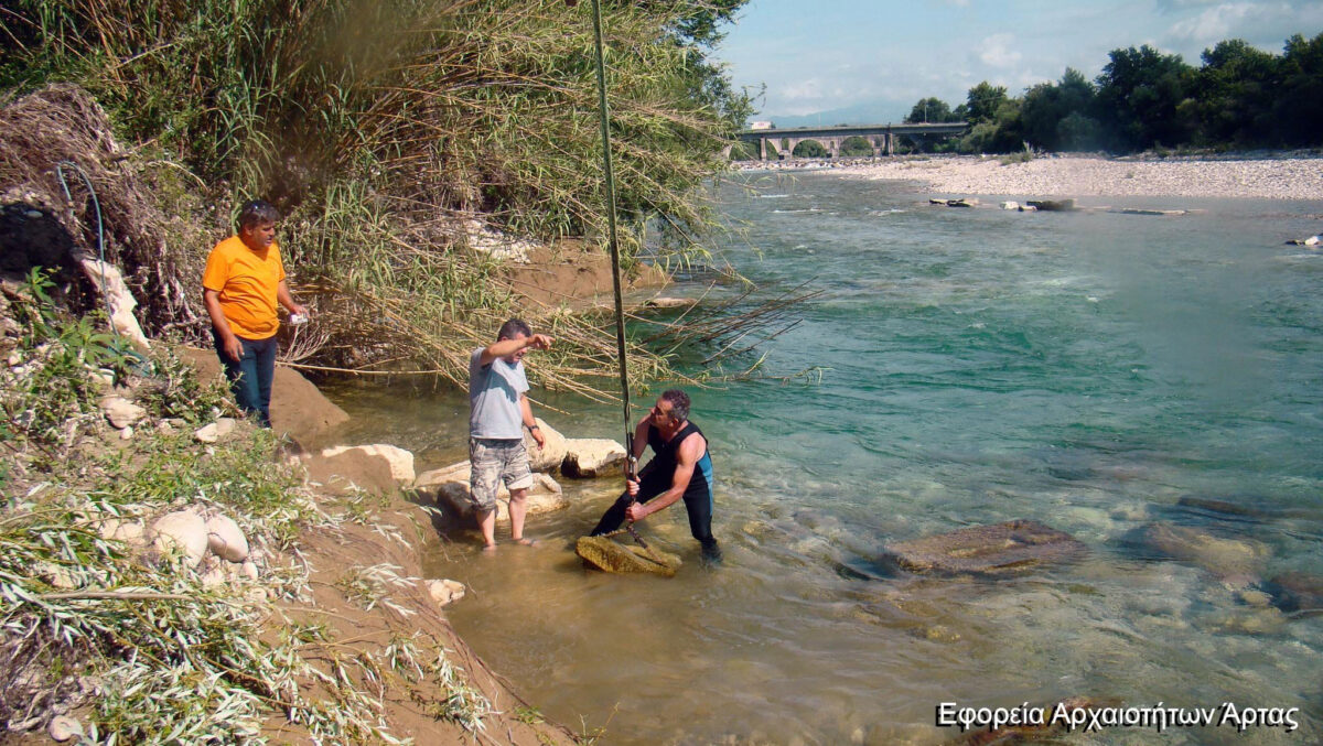 Aκέραιη επιτύμβια στήλη ελληνιστικών χρόνων, που διατηρεί σε άριστη κατάσταση την ανάγλυφη φυτική διακόσμησή της, βρέθηκε στην κοίτη του Άραχθου (φωτ.: Εφορεία Αρχαιοτήτων Άρτας).
