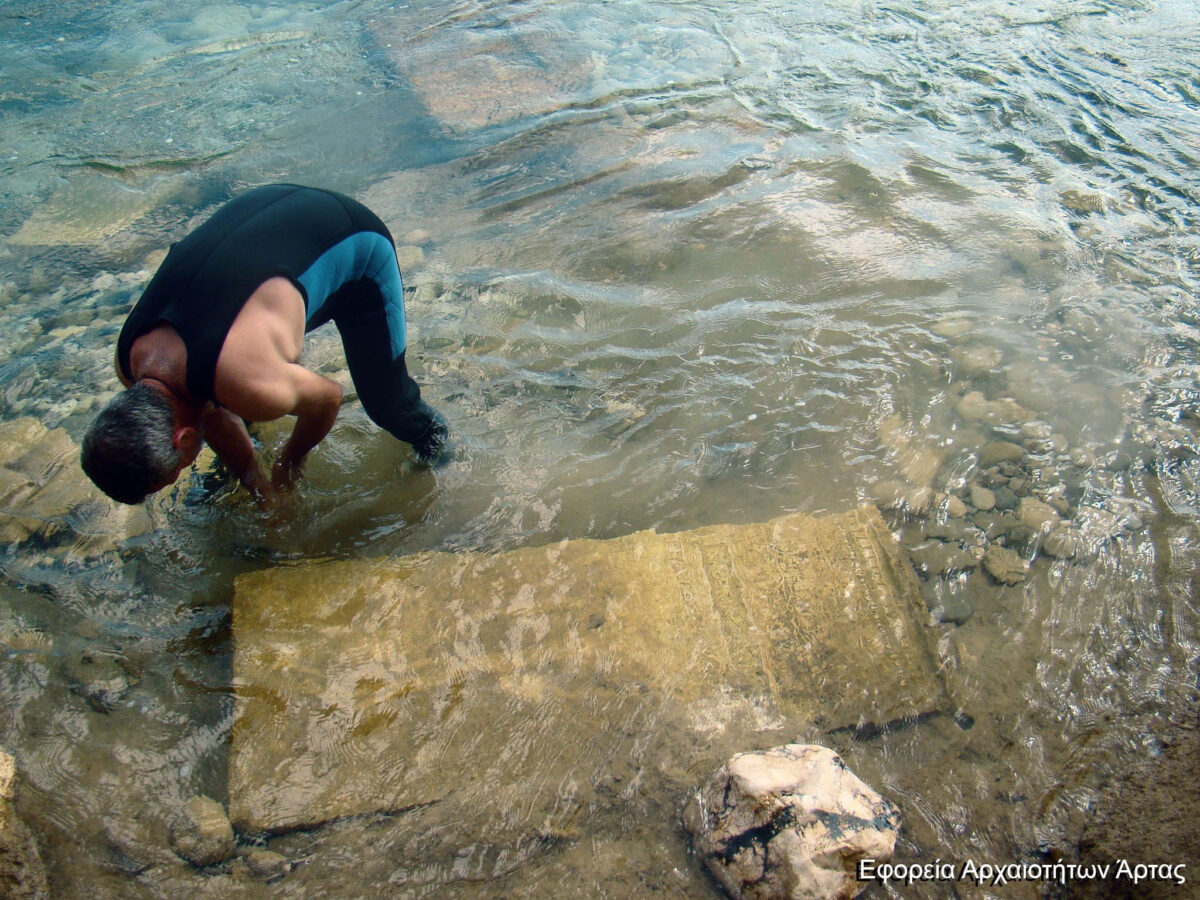 Aκέραιη επιτύμβια στήλη ελληνιστικών χρόνων, που διατηρεί σε άριστη κατάσταση την ανάγλυφη φυτική διακόσμησή της, βρέθηκε στην κοίτη του Άραχθου (φωτ.: Εφορεία Αρχαιοτήτων Άρτας).