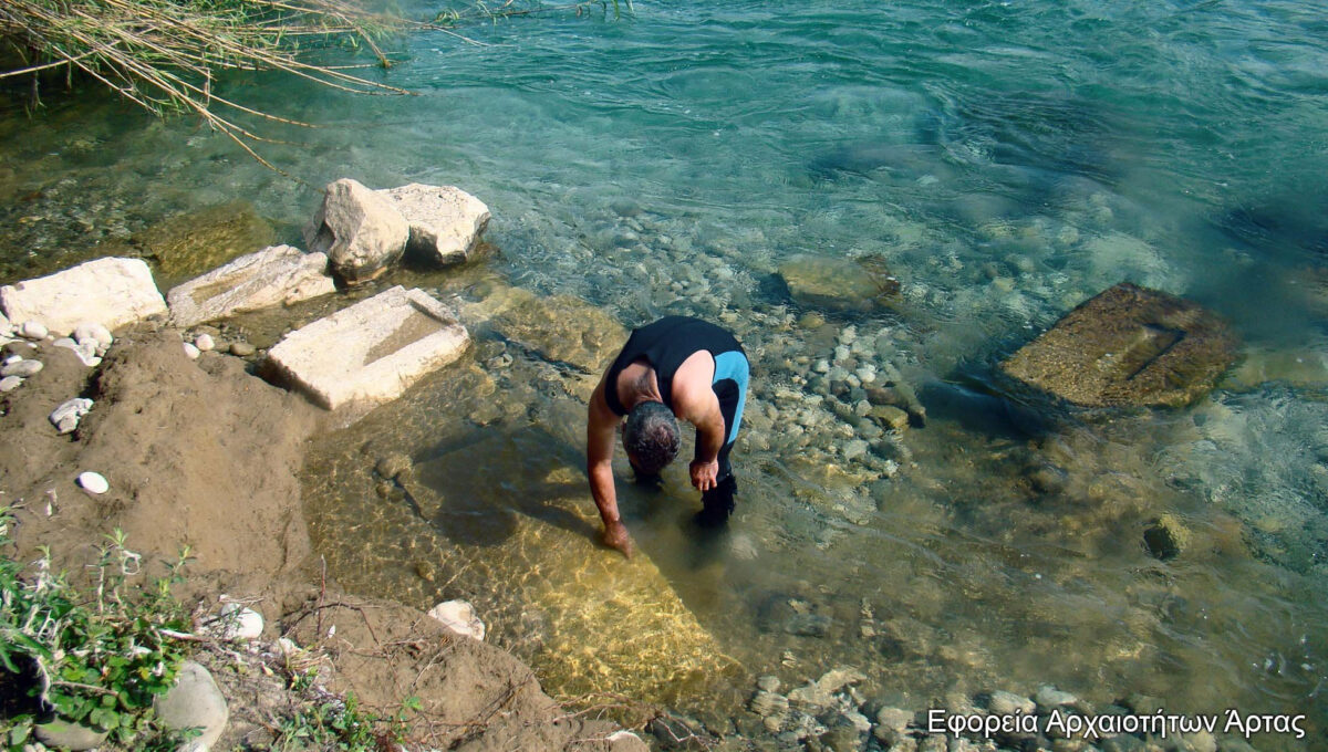 Aκέραιη επιτύμβια στήλη ελληνιστικών χρόνων, που διατηρεί σε άριστη κατάσταση την ανάγλυφη φυτική διακόσμησή της, βρέθηκε στην κοίτη του Άραχθου (φωτ.: Εφορεία Αρχαιοτήτων Άρτας).