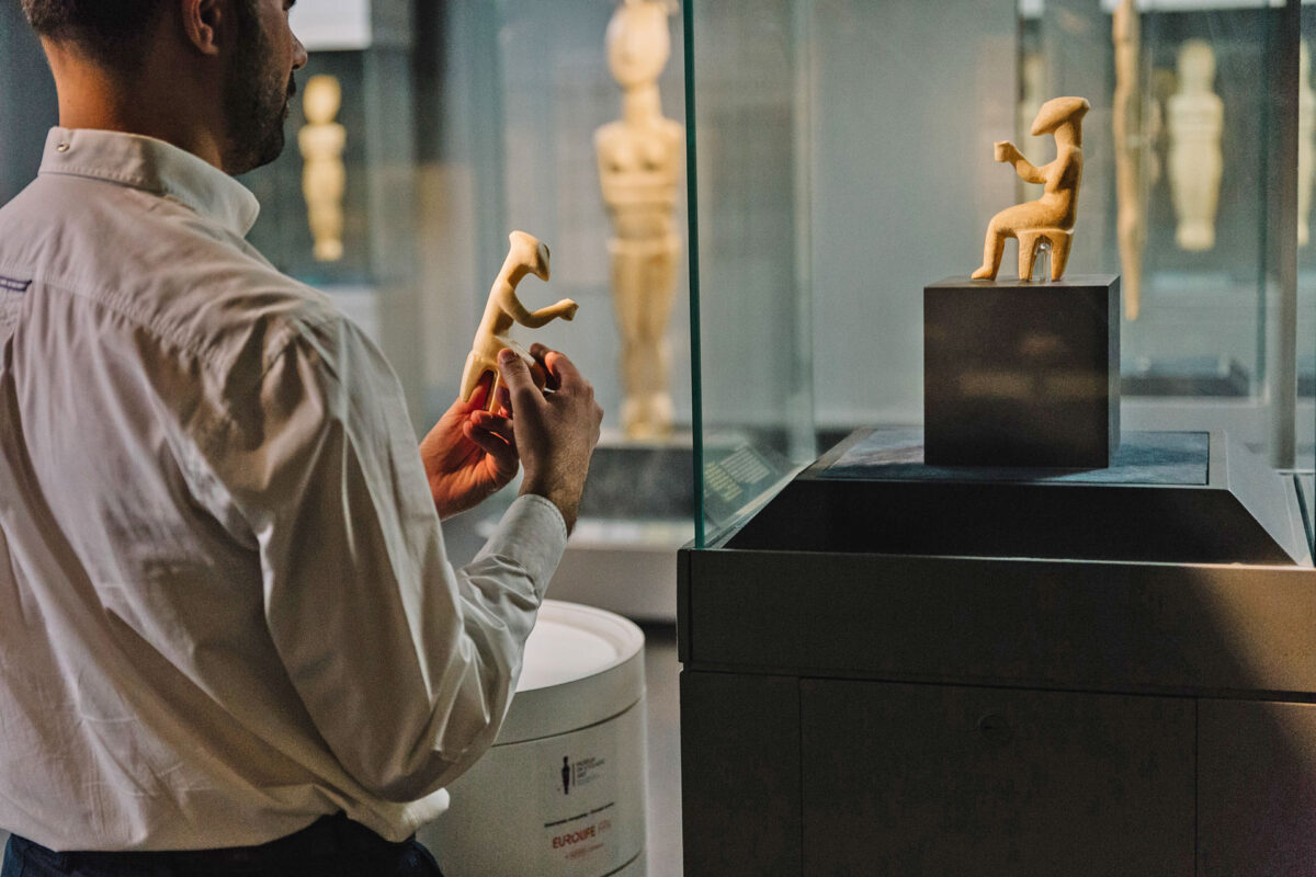 Το πρόγραμμα «Σε επαφή» του Μουσείου Κυκλαδικής Τέχνης περιλαμβάνει μια νέα κινητή προθήκη ξενάγησης για άτομα με προβλήματα όρασης, μια πολυαισθητηριακή μουσειοσκευή και μια σειρά δράσεων ώστε το Μουσείο να είναι προσβάσιμο σε κωφά ή βαρήκοα άτομα. Φωτ.: Πάρις Ταβιτιάν © Μουσείο Κυκλαδικής Τέχνης.