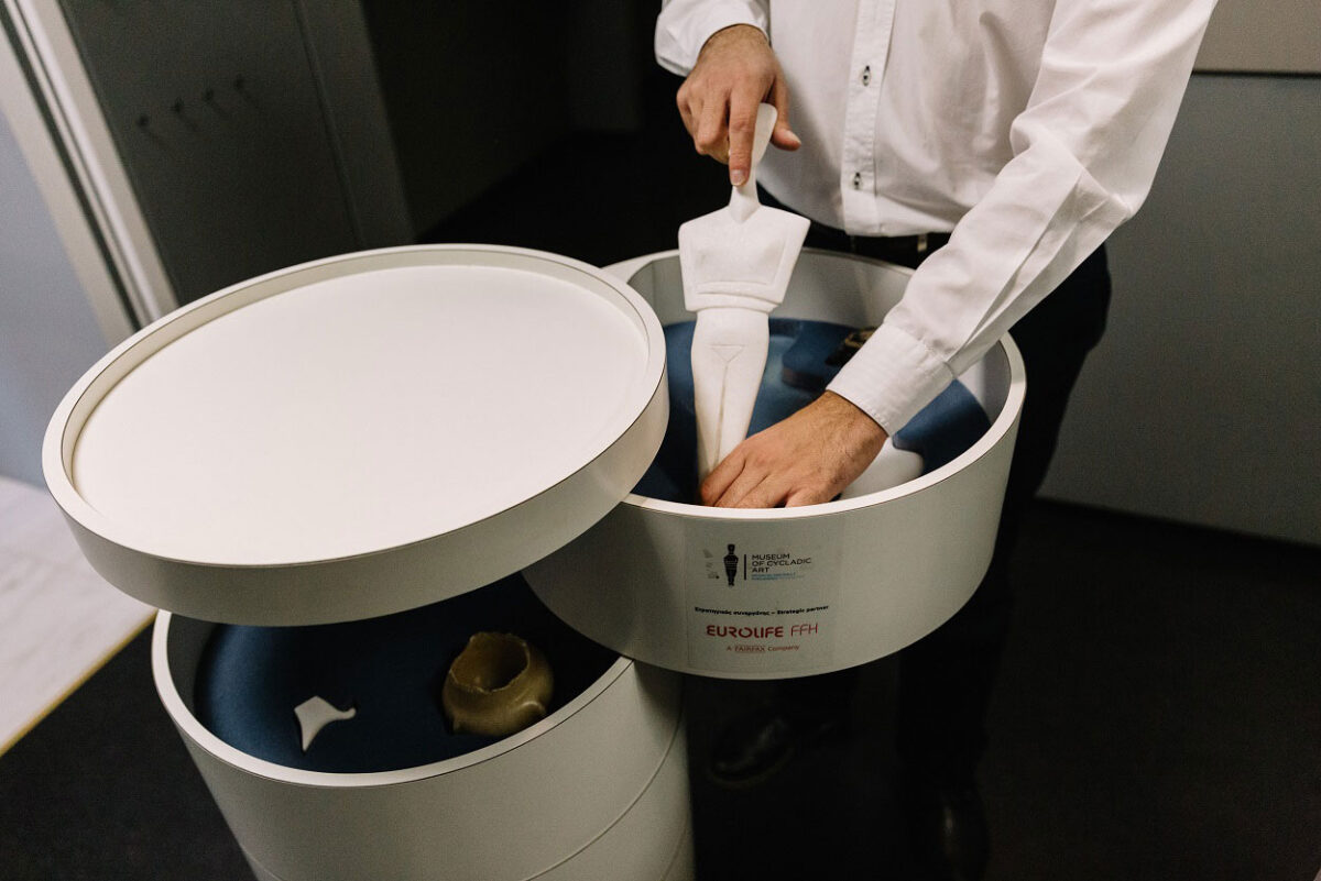 Το πρόγραμμα «Σε επαφή» του Μουσείου Κυκλαδικής Τέχνης περιλαμβάνει μια νέα κινητή προθήκη ξενάγησης για άτομα με προβλήματα όρασης, μια πολυαισθητηριακή μουσειοσκευή και μια σειρά δράσεων ώστε το Μουσείο να είναι προσβάσιμο σε κωφά ή βαρήκοα άτομα. Φωτ.: Πάρις Ταβιτιάν © Μουσείο Κυκλαδικής Τέχνης.