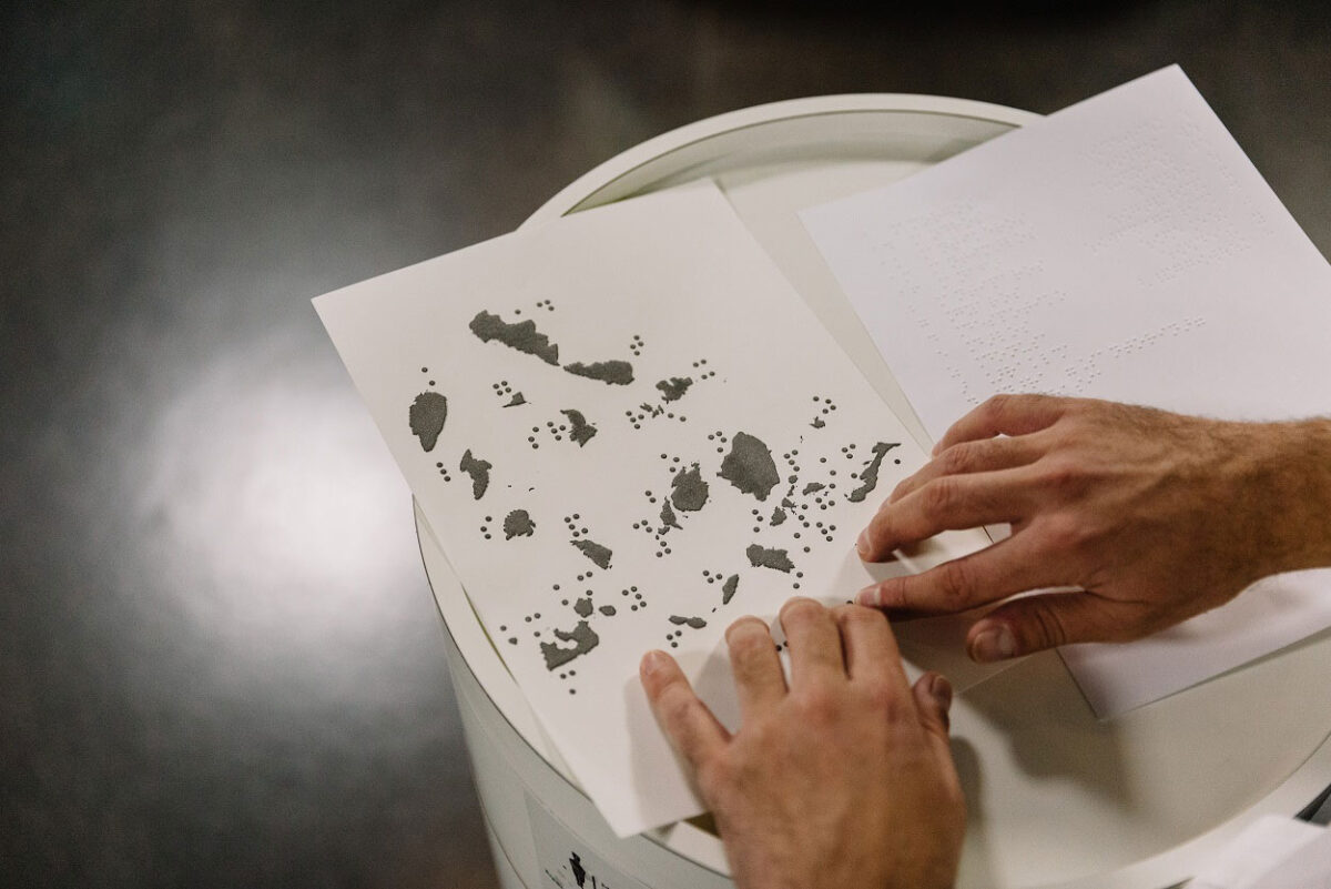 Το πρόγραμμα «Σε επαφή» του Μουσείου Κυκλαδικής Τέχνης περιλαμβάνει μια νέα κινητή προθήκη ξενάγησης για άτομα με προβλήματα όρασης, μια πολυαισθητηριακή μουσειοσκευή και μια σειρά δράσεων ώστε το Μουσείο να είναι προσβάσιμο σε κωφά ή βαρήκοα άτομα. Φωτ.: Πάρις Ταβιτιάν © Μουσείο Κυκλαδικής Τέχνης.