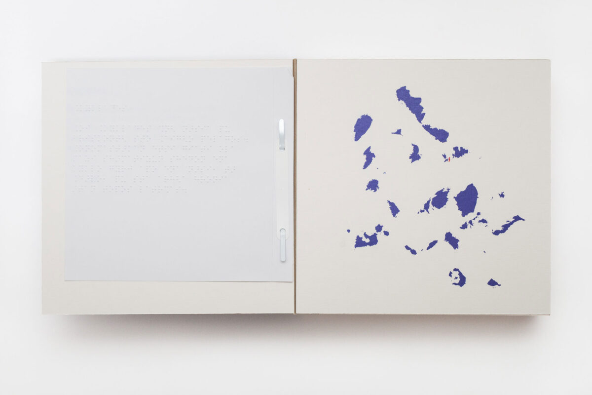 Το πρόγραμμα «Σε επαφή» του Μουσείου Κυκλαδικής Τέχνης περιλαμβάνει μια νέα κινητή προθήκη ξενάγησης για άτομα με προβλήματα όρασης, μια πολυαισθητηριακή μουσειοσκευή και μια σειρά δράσεων ώστε το Μουσείο να είναι προσβάσιμο σε κωφά ή βαρήκοα άτομα. Φωτ.: Πάρις Ταβιτιάν © Μουσείο Κυκλαδικής Τέχνης.