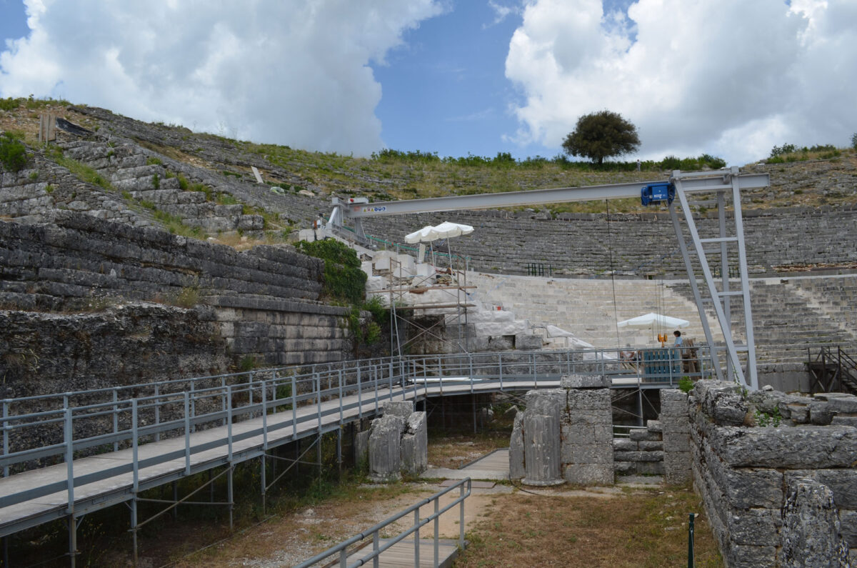 Γερανογέφυρα μετακίνησης εδωλίων στο αρχαίο θέατρο της Δωδώνης  (φωτ.: ΑΠΕ-ΜΠΕ). 