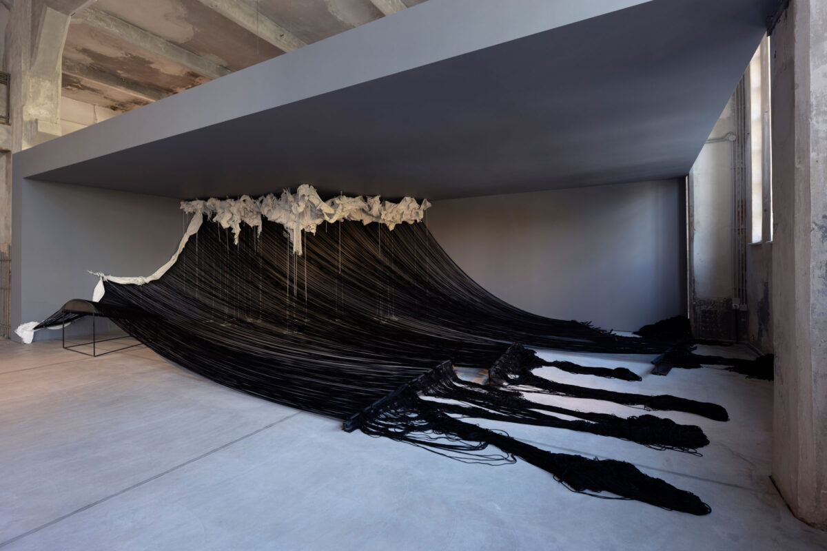 Αλέξανδρος Ψυχούλης (γενν. 1966, Βόλος), «Το Δωμάτιο», 2009. Λευκό και μαύρο νήμα, πάγκος, ήχος. Διαστάσεις μεταβλητές. Installation View «Dream On», 2022. Βουλή των Ελλήνων + NEON στο πρώην Δημόσιο Καπνεργοστάσιο. Φωτ.: © Ναταλία Τσουκαλά. Ευγενική Παραχώρηση NEON. 