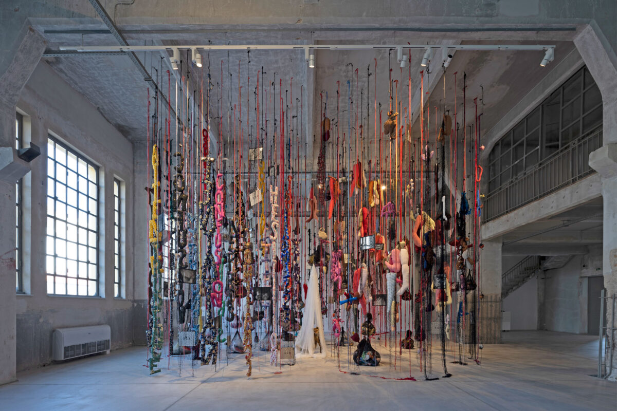 Annette Messager (γενν. 1943, Μπερκ-σιρ-Μερ, Γαλλία), «Dependance/Independence», 1995/6. Μαλλί, διάφορα υφάσματα, ασπρόμαυρες φωτογραφίες κάτω από γυαλί, καθρέφτες, χρωματιστά μολύβια, δίχτυα, βαλσαμωμένα ζώα, λούτρινα ζώα, χαρτί και χαρτόνι, πλαστικό, σχοινιά. Διαστάσεις μεταβλητές. Installation View «Dream On», 2022. Βουλή των Ελλήνων + NEON στο πρώην Δημόσιο Καπνεργοστάσιο. Φωτ.: © Ναταλία Τσουκαλά. Ευγενική Παραχώρηση NEON.