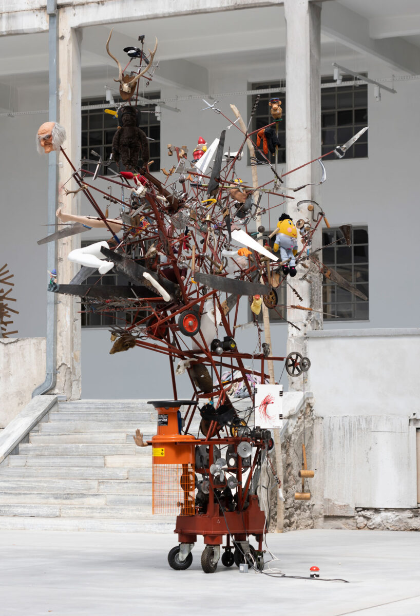 Michael Landy (γενν. 1963, Λονδίνο, Ηνωμένο Βασίλειο), «Credit Card Destroying Machine», 2010. Μεικτή τεχνική, 600x300x300 εκ. Installation View «Dream On», 2022. Βουλή των Ελλήνων + NEON στο πρώην Δημόσιο Καπνεργοστάσιο. Φωτ.: © Ναταλία Τσουκαλά. Ευγενική Παραχώρηση NEON.