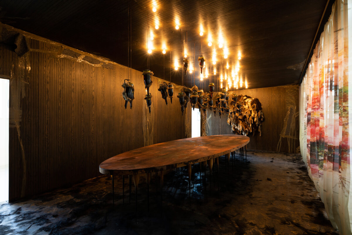 Wangechi Mutu (γενν. 1972, Ναϊρόμπι, Κένυα), «Exhuming Gluttony: A Lover's Requiem», 2006. Μεικτή τεχνική (δέρματα ζώων, ξύλο, μπουκάλια, κρασί, ταινία συσκευασίας και κουβέρτες). Διαστάσεις μεταβλητές. © Wangechi Mutu. Installation View «Dream On», 2022. Βουλή των Ελλήνων + NEON στο πρώην Δημόσιο Καπνεργοστάσιο. Φωτ.: © Ναταλία Τσουκαλά. Ευγενική Παραχώρηση NEON.