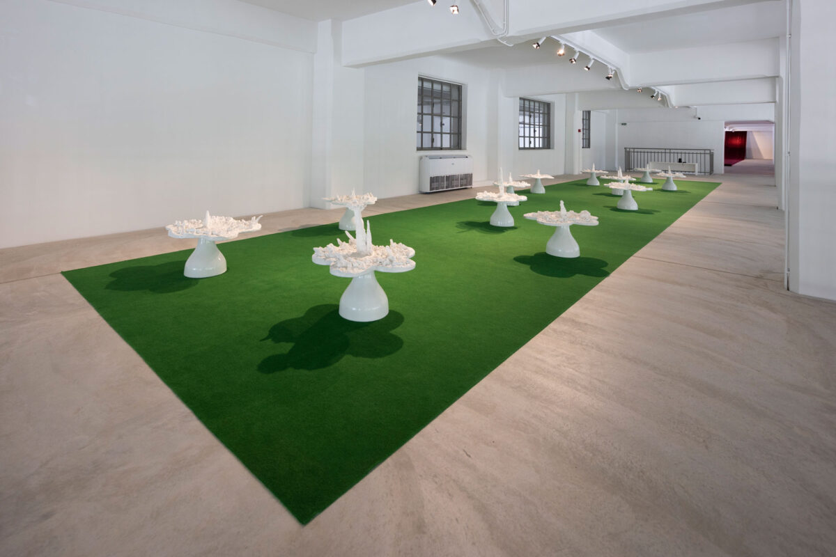 Helen Chadwick (1953-1996, Λονδίνο, Ηνωμένο Βασίλειο), «Piss Flowers 1-12», 1991. Μπρούντζος, βερνίκι κυτταρίνης και χειροποίητη μοκέτα. 12 μέρη, το καθένα περίπου 70x65x65 εκ. Installation View «Dream On», 2022. Βουλή των Ελλήνων + NEON στο πρώην Δημόσιο Καπνεργοστάσιο. Φωτ.: © Ναταλία Τσουκαλά. Ευγενική Παραχώρηση NEON.