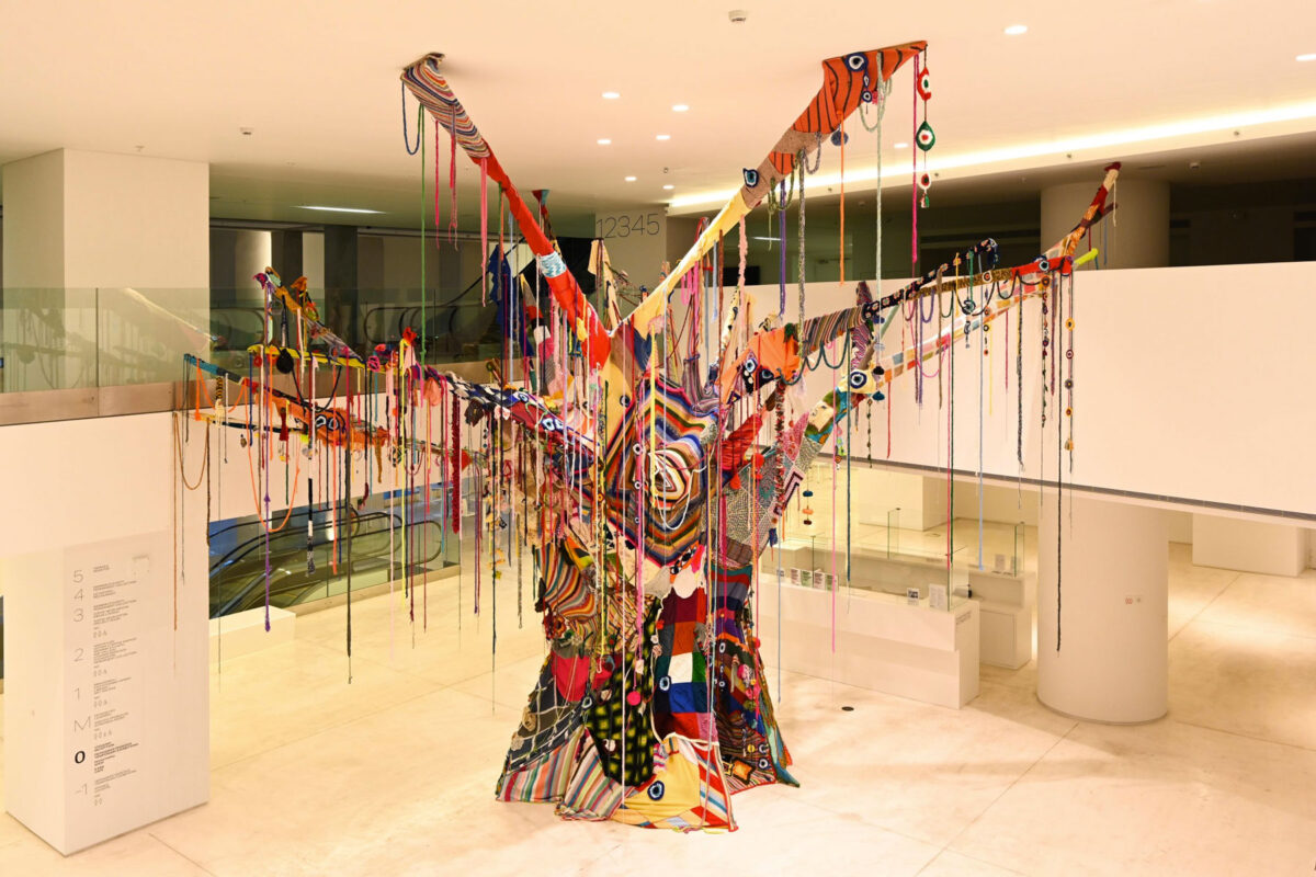 To «Δένδρο της πλατείας» του Ισραηλινού Stephan Goldrajch στο φουαγιέ του ΕΜΣΤ. Φωτ.: Ολυμπιάννα Μιλιάκη. Πηγή εικόνας: ΕΜΣΤ.