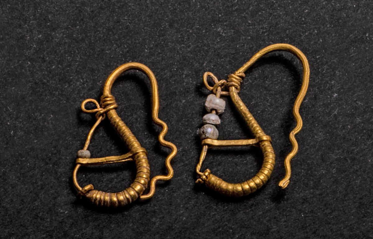 Χρυσά σκουλαρίκια με γυάλινες χάντρες, ρωμαϊκών χρόνων. Από το νεκροταφείο της αρχαίας πόλης της Μήλου. Πηγή εικόνας: Εφορεία Αρχαιοτήτων Κυκλάδων.
