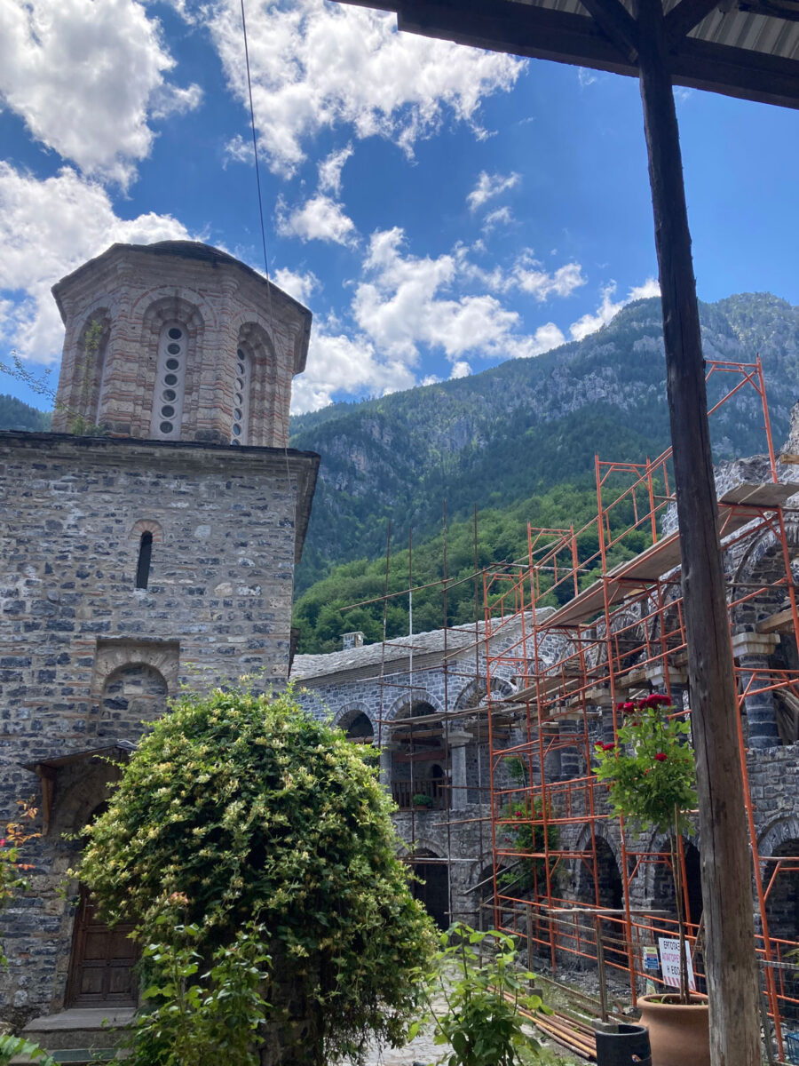 Από τις εργασίες αναστήλωσης στη Μονή του Αγ. Διονυσίου εν Ολύμπω (φωτ.: ΑΠΕ-ΜΠΕ / Σωτήρης Τζήμας).