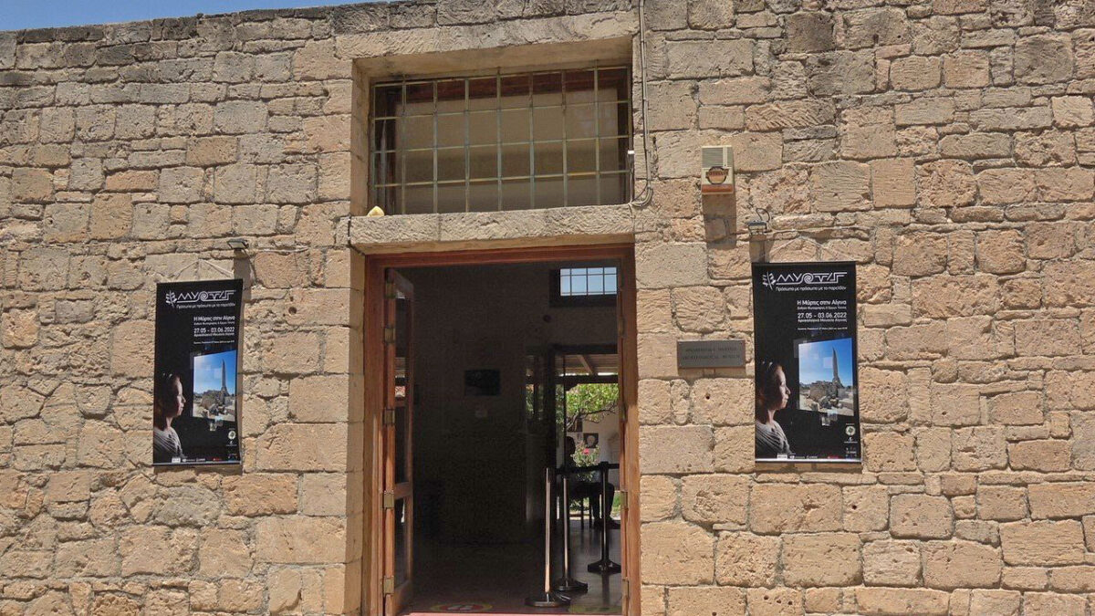 Η Μύρτις στο Αρχαιολογικό Μουσείο Αίγινας (φωτ.: Σεμίραμις Μεντεσίδου).