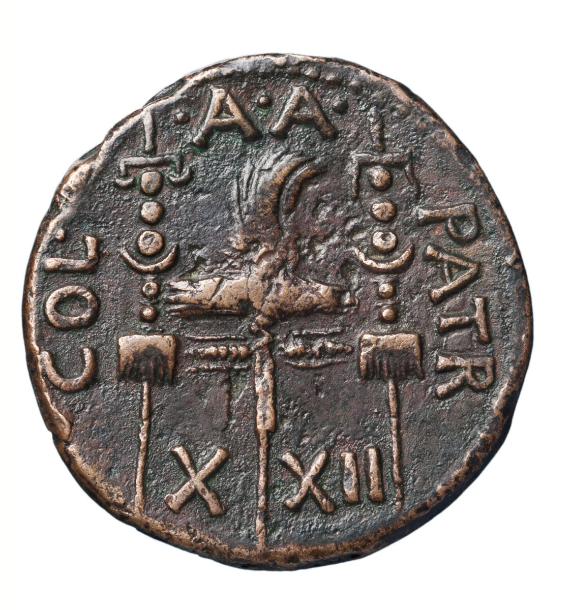 Χάλκινο νόμισμα, Πάτρα επί Κλαυδίου (41–54 μ.Χ.). Νομισματική Συλλογή ΚΙΚΠΕ. Αετός ανάμεσα σε δύο λάβαρα λεγεώνων.