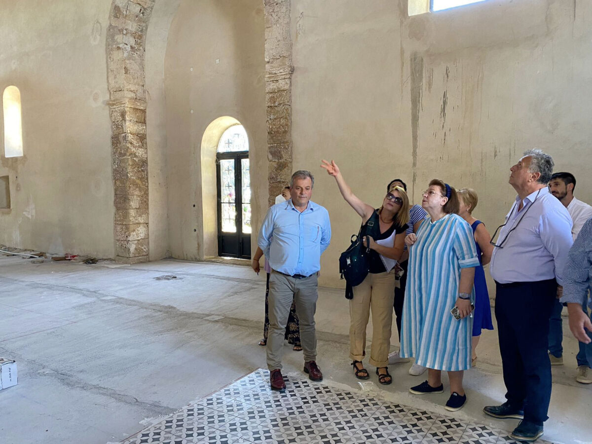 Αυτοψία της Λίνας Μενδώνη στον ναό του Αγ. Χαραλάμπους στο Κάστρο Κορώνης (φωτ.: ΥΠΠΟΑ).