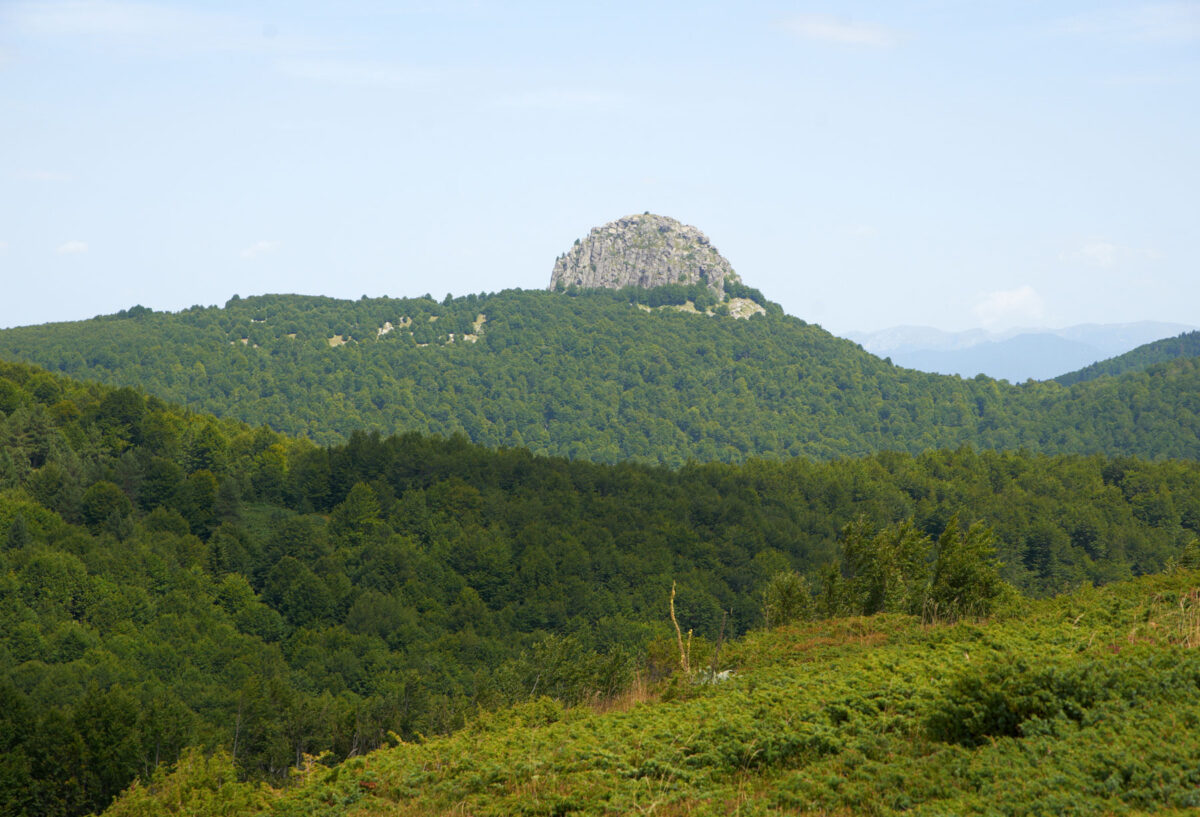 Η κορυφή Κράβιστα, η πιο οχυρή βουλγαρική θέση στο Ντόμπρο Πόλιε (Καλή Πεδιάδα). Φωτ.: ΑΠΕ-ΜΠΕ / Β. Βλασίδης.