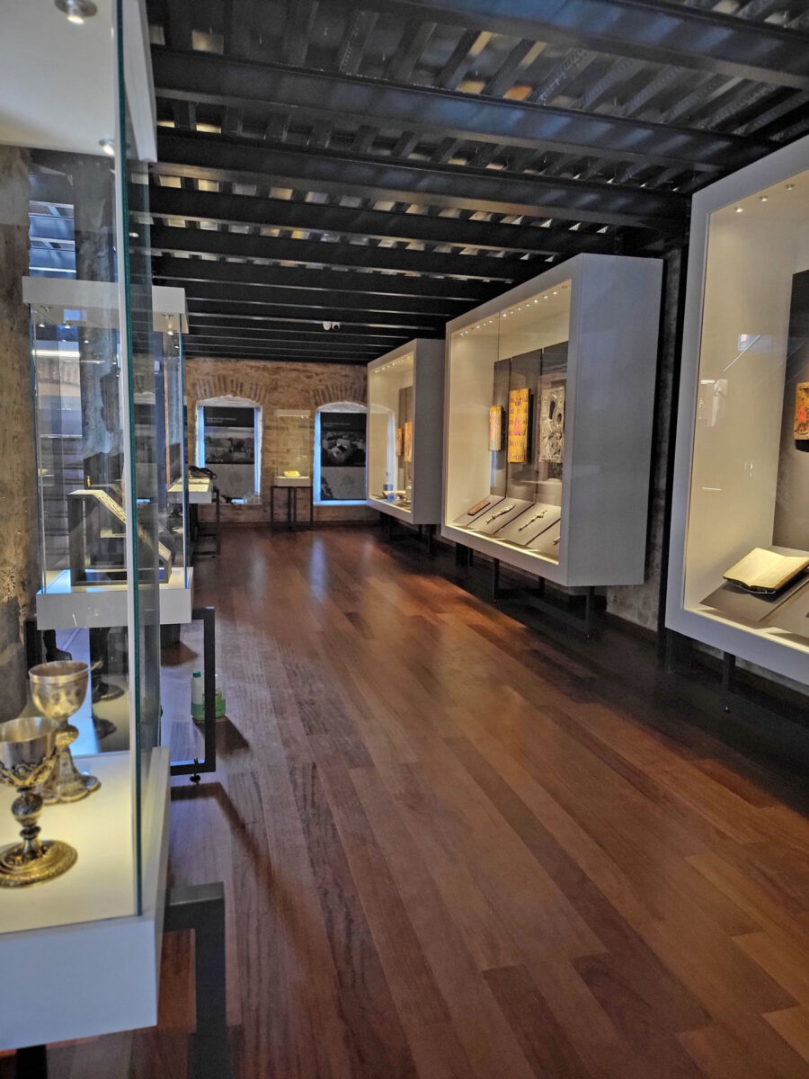 Άποψη της έκθεσης στο «Κέντρο Προστασίας και Προβολής Ιστορίας και Τέχνης» της Μητροπόλεως Ιωαννίνων (φωτ.: Ηλίας Παπαγεωργίου).