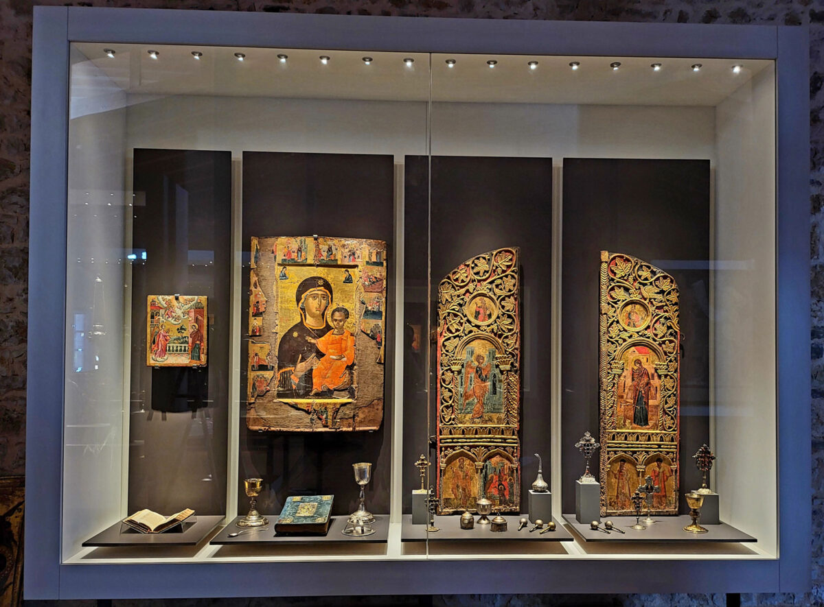 Άποψη της έκθεσης στο «Κέντρο Προστασίας και Προβολής Ιστορίας και Τέχνης» της Μητροπόλεως Ιωαννίνων (φωτ.: Ηλίας Παπαγεωργίου).