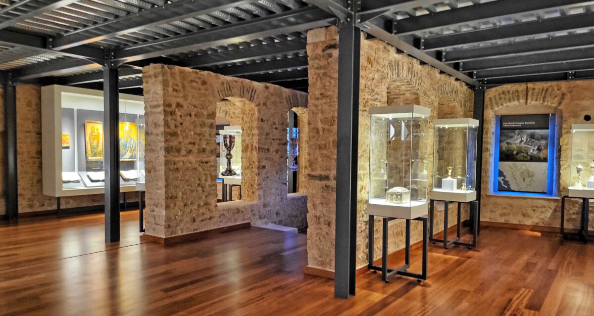 Άποψη της έκθεσης στο «Κέντρο Προστασίας και Προβολής Ιστορίας και Τέχνης» της Μητροπόλεως Ιωαννίνων (φωτ.: Ηλίας Παπαγεωργίου).