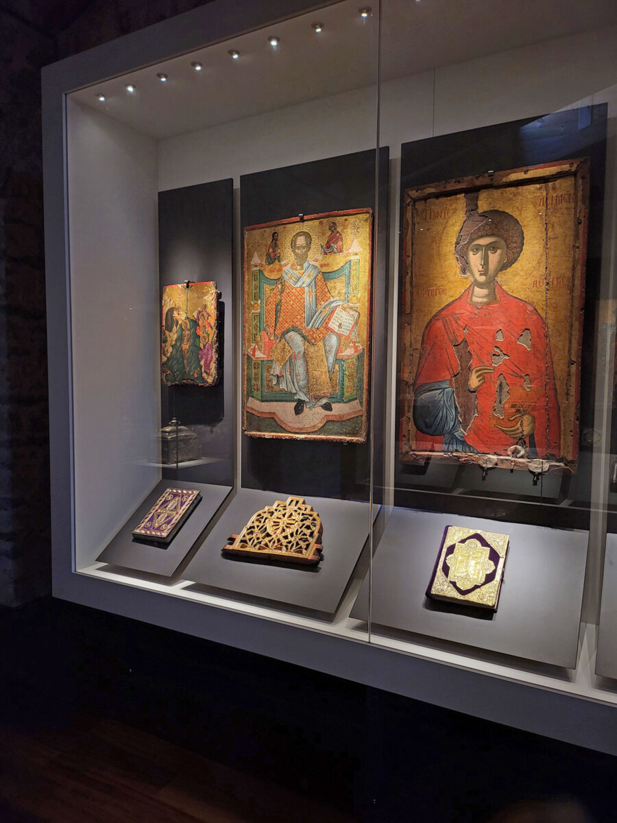 Άποψη της έκθεσης στο «Κέντρο Προστασίας και Προβολής Ιστορίας και Τέχνης» της Μητροπόλεως Ιωαννίνων (φωτ.: Ηλίας Παπαγεωργίου).