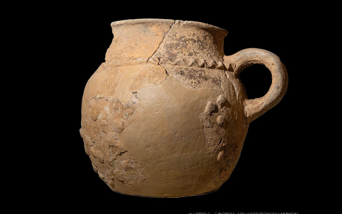 Τμήμα πήλινου αγγείου, Ύστερη Εποχή Χαλκού-Πρώιμη Εποχή Σιδήρου, ύψ.: 0,20 μ., από την Κρύα Ιωαννίνων. Αρχαιολογικό Μουσείο Ιωαννίνων (Αρ. Ευρετηρίου: ΑΜΙ 9583). Πηγή εικόνας: Εφορεία Αρχαιοτήτων Ιωαννίνων.
