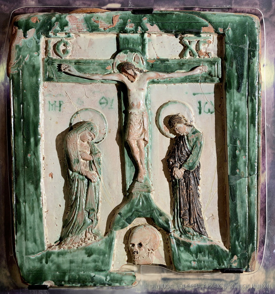 Πήλινη ανάγλυφη εφυαλωμένη εικόνα, πιθανόν 1320–1450. Άγ. Βασίλειος, Άρτα, πλάτος: 0,30 μ., ύψος: 0,42 μ., πάχος: 0,025 μ. Βυζαντινό Μουσείο Ιωαννίνων (Αρ. Ευρετηρίου: ΑΚ 314). Πηγή εικόνας: Εφορεία Αρχαιοτήτων Ιωαννίνων.