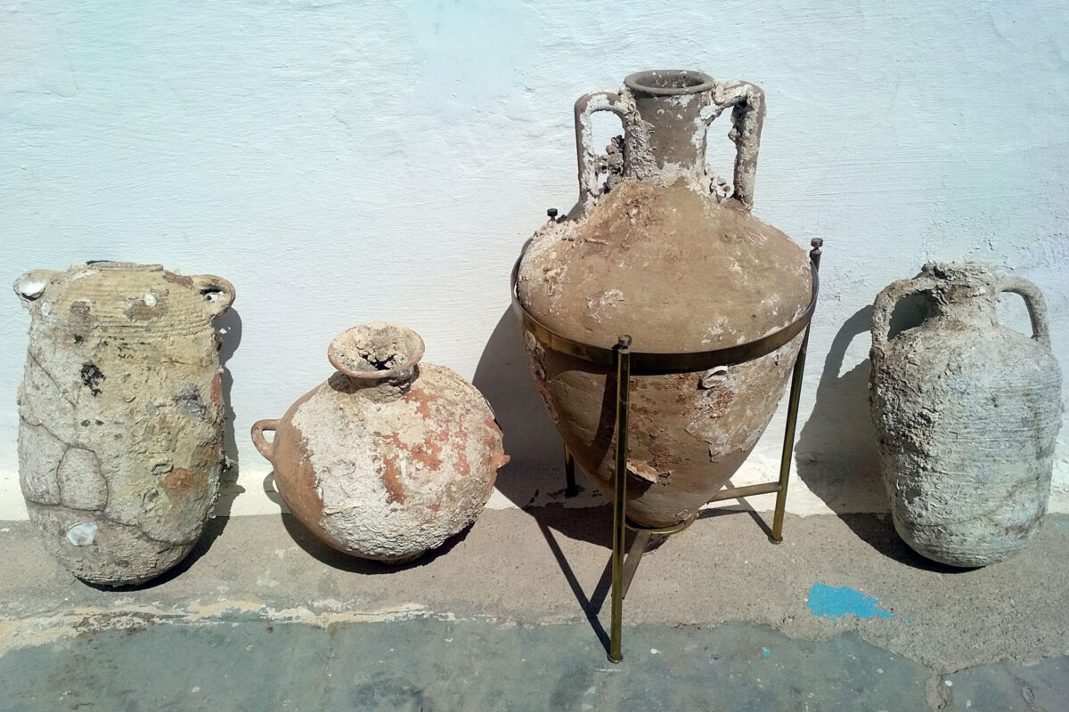 Οι αρχαιότητες που βρέθηκαν και κατασχέθηκαν στην Κάλυμνο (πηγή εικόνας: Ελληνική Αστυνομία).