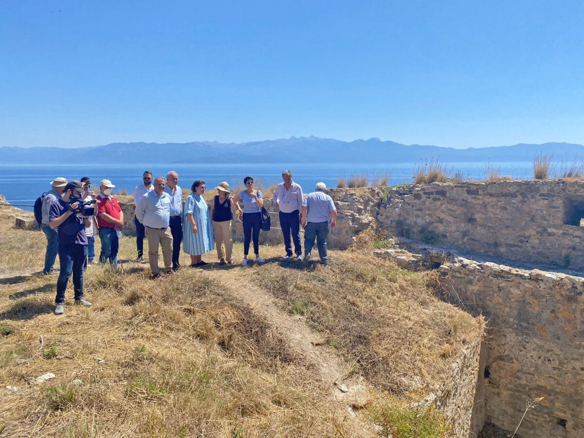 Αυτοψία της Λίνας Μενδώνη στο Κάστρο Κορώνης (φωτ.: ΥΠΠΟΑ).