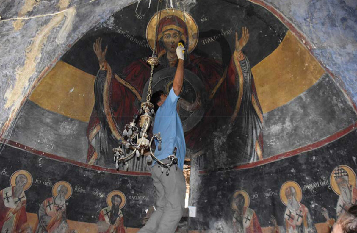 Εξειδικευμένες έρευνες στον ναό του Αγίου Νικολάου, που θα αξιοποιηθούν στο πλαίσιο εκπόνησης της μελέτης συντήρησης (φωτ.: ΕΚΒΜΜ).