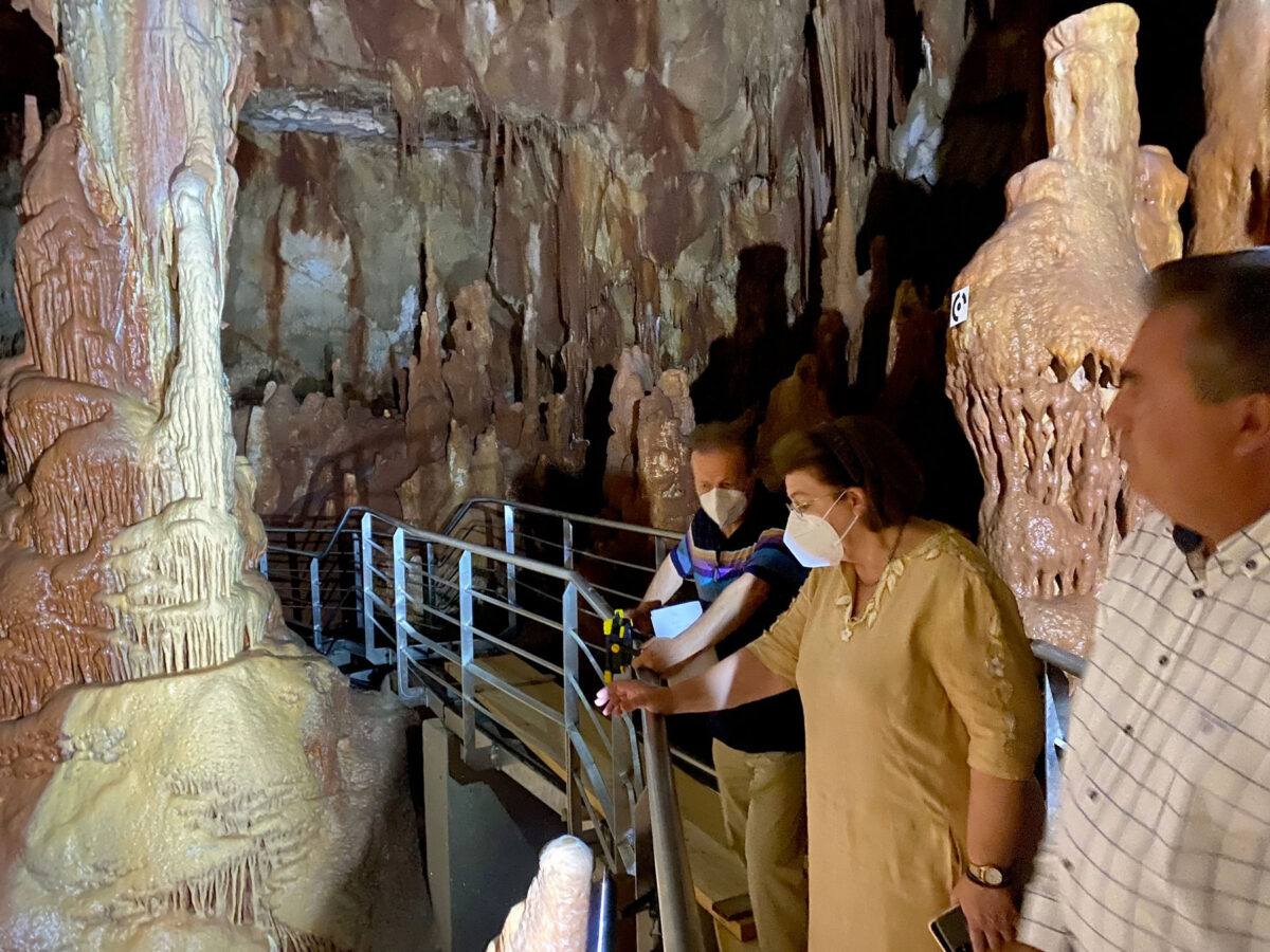 Αυτοψία στο σπήλαιο Πετραλώνων (φωτ.: ΥΠΠΟΑ).