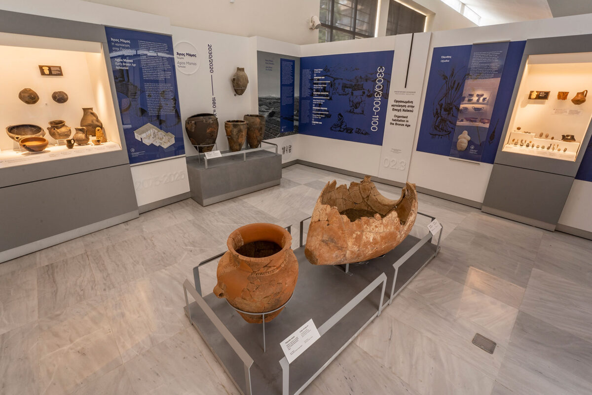 Αρχαιολογικό Μουσείο Πολυγύρου: θεματική ενότητα «Προϊστορικές κοινωνίες» (φωτ.: Εφορεία Αρχαιοτήτων Χαλκιδικής και Αγίου Όρους).