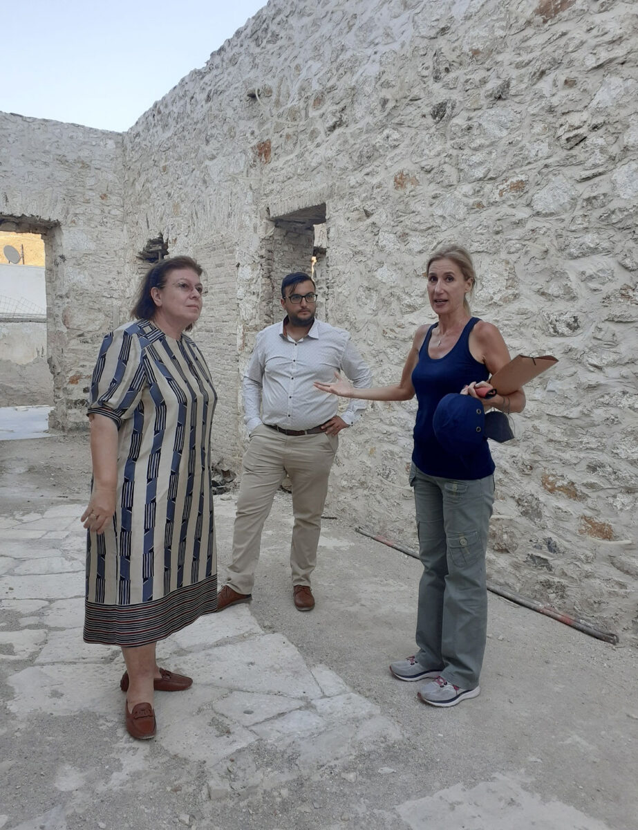 Αυτοψία της Λίνας Μενδώνη, μαζί με τον Κωνσταντίνο Ρεβύνθη, στο υπό αποκατάτασταση κτήριο του π. Διοικητηρίου Μεταλλείων στο Μέγα Λιβάδι (φωτ.: ΥΠΠΟΑ).