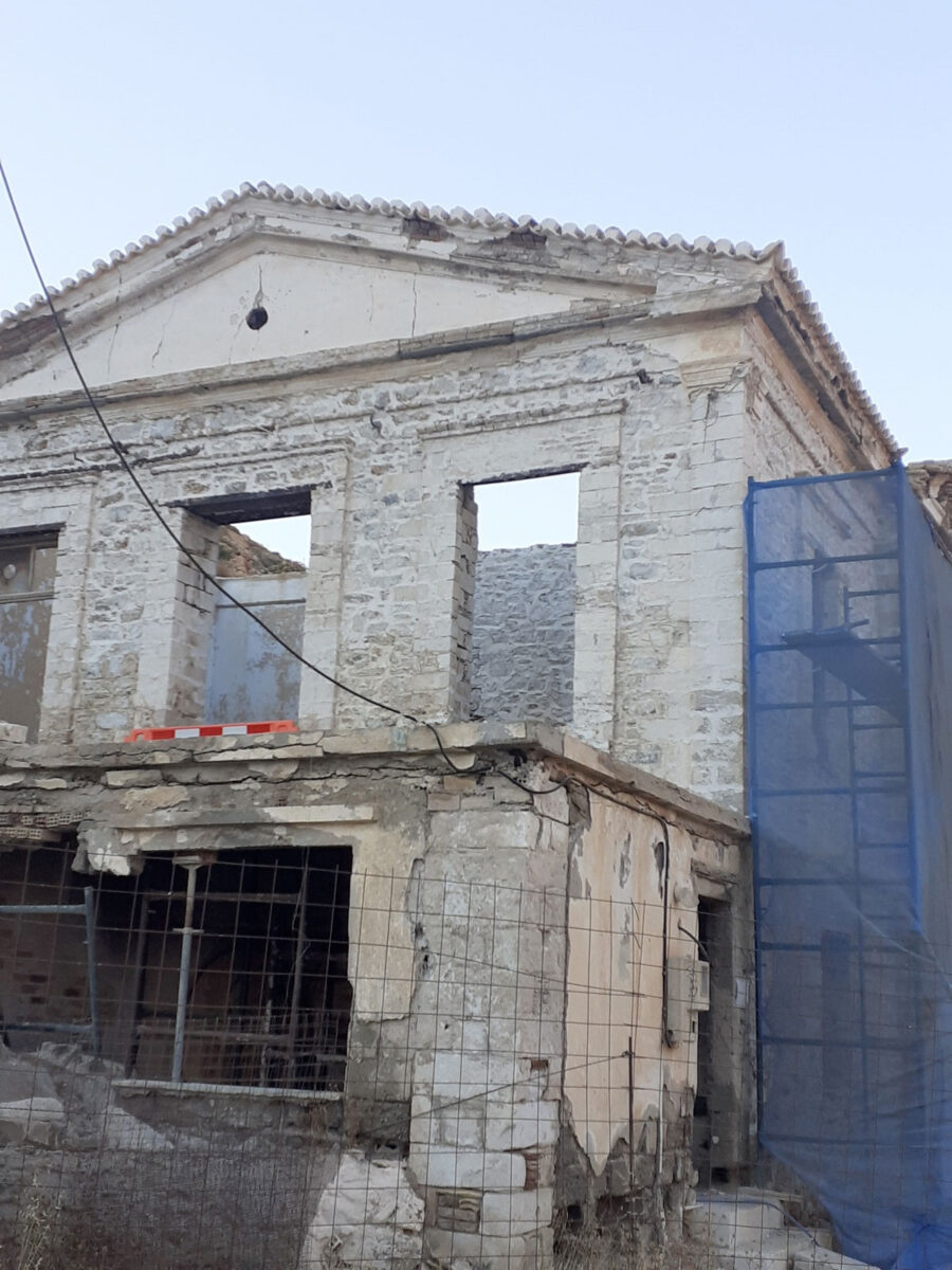 Το υπό αποκατάσταση κτήριο του π. Διοικητηρίου Μεταλλείων στο Μέγα Λιβάδι (φωτ.: ΥΠΠΟΑ).