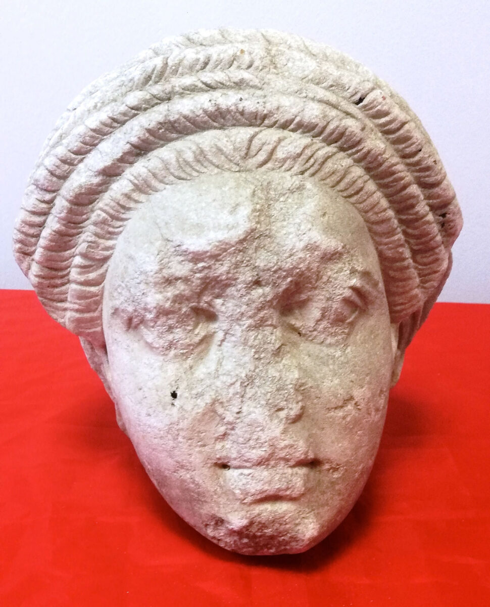 Η αρχαία μαρμάρινη κεφαλή που βρέθηκε σε διαμέρισμα της Θεσσαλονίκης (πηγή εικόνας: Ελληνική Αστυνομία).